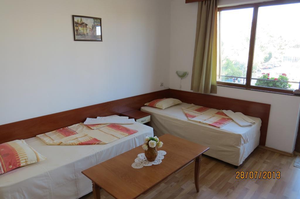 Hotel Strinava Primorsko Buitenkant foto